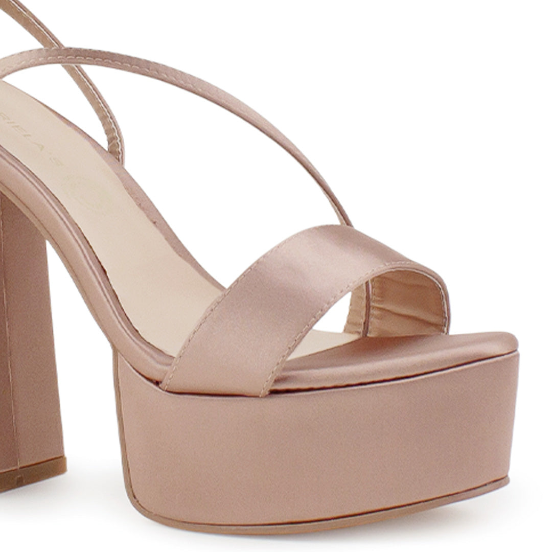 Vista a detalle de plataforma al frente con tiras delgadas cruzadas en zapatilla nude de tacón alto 14cm