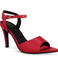 Vista diagonal de zapatilla roja para mujer de diseño descubierto con correa ajustable y tacón delgado de 10m