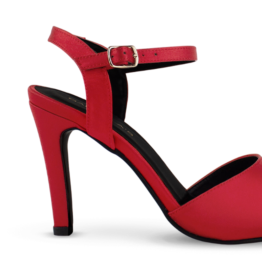 Vista trasera de tacón delgado medio de 10cm en zapatilla roja para mujer con pulsera ajustable