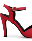 Vista trasera de tacón delgado medio de 10cm en zapatilla roja para mujer con pulsera ajustable