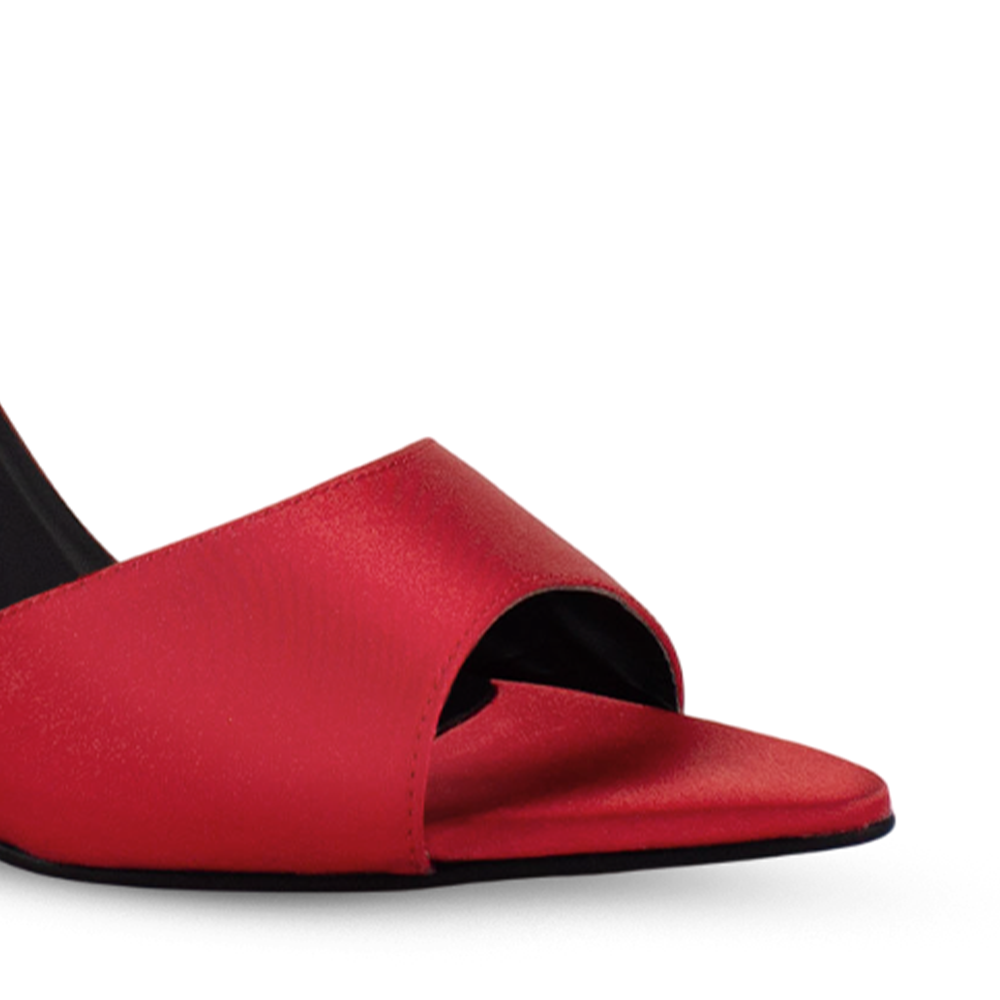 Vista a detalle de punta fina abierta en zapatilla roja para mujer con pulsera y tacón delgado de 10cm