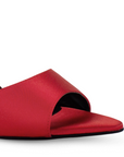 Vista a detalle de punta fina abierta en zapatilla roja para mujer con pulsera y tacón delgado de 10cm