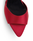 Vista de material shantung en zapatilla de diseño descubierto para mujer con pulsera y tacón de 10cm en color rojo