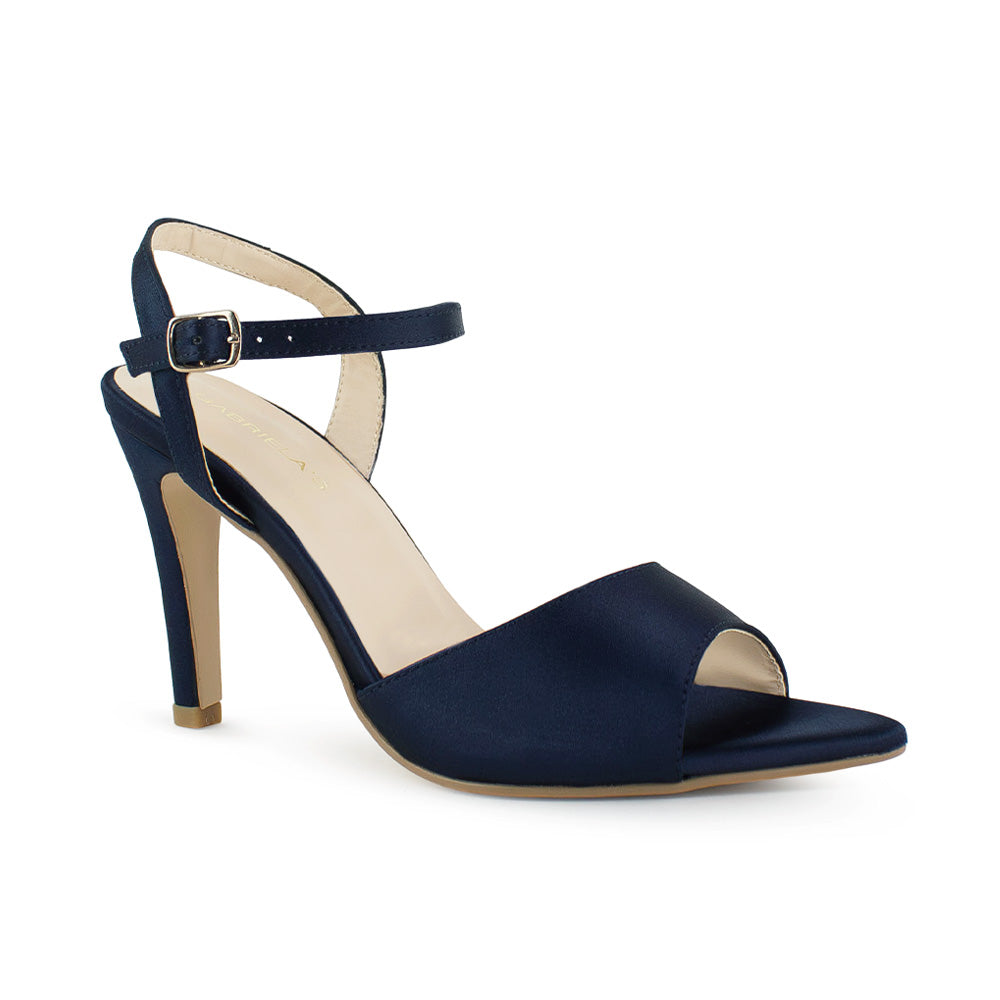 Vista diagonal de zapatilla azul para mujer de diseño descubierto con correa ajustable y tacón delgado de 10m