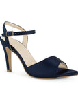 Vista diagonal de zapatilla azul para mujer de diseño descubierto con correa ajustable y tacón delgado de 10m