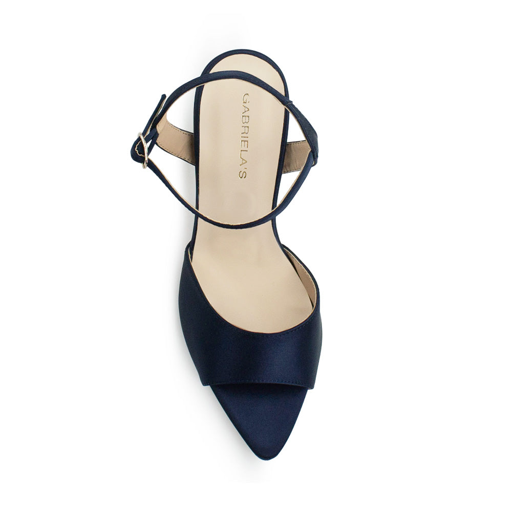 Vista superior de zapatilla azul para mujer con pulsera ajustable al tobillo y tacón delgado de 10cm de diseño abierto 