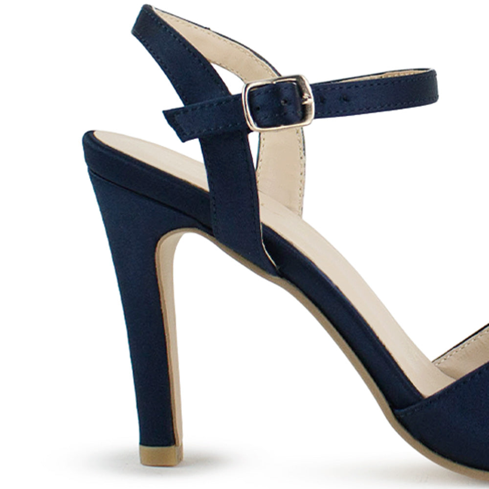 Vista trasera de tacón delgado medio de 10cm en zapatilla azul para mujer con pulsera ajustable