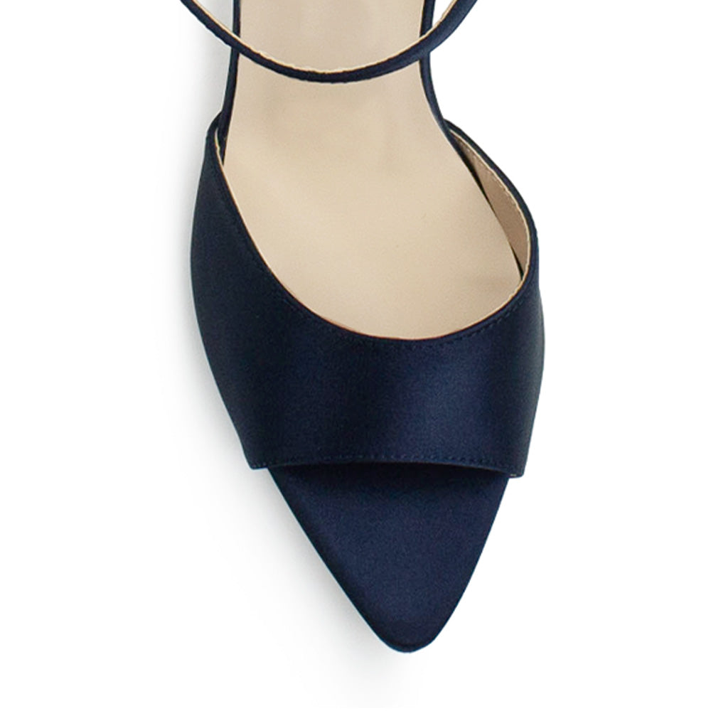 Vista de material shantung en zapatilla de diseño descubierto para mujer con pulsera y tacón de 10cm en color azul