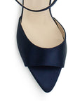 Vista de material shantung en zapatilla de diseño descubierto para mujer con pulsera y tacón de 10cm en color azul