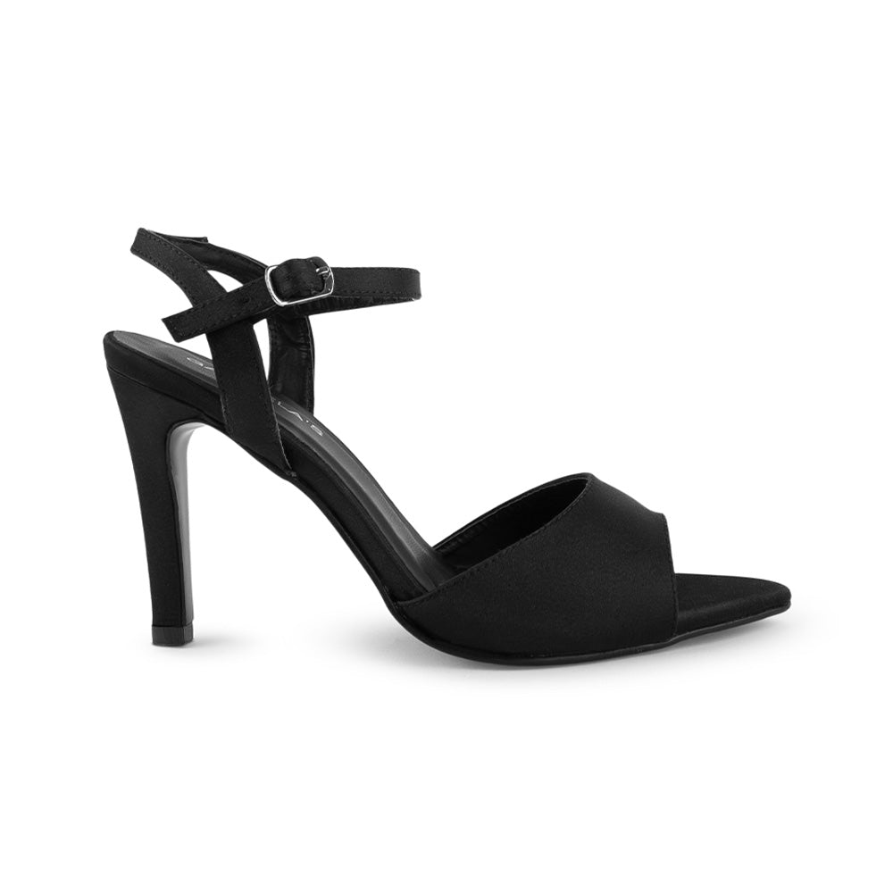 Vista lateral de zapatilla negra de punta fina abierta para mujer con pulsera ajustable al tobillo y tacón delgado medio de 10cm