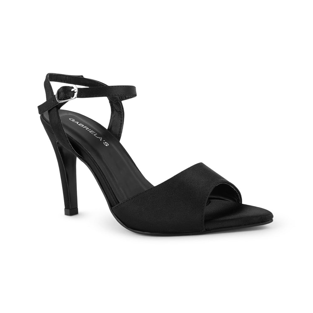 Vista diagonal de zapatilla negra para mujer de diseño descubierto con correa ajustable y tacón delgado de 10m
