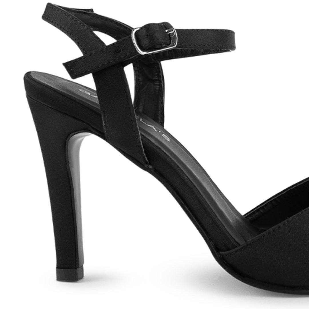 Vista trasera de tacón delgado medio de 10cm en zapatilla negra para mujer con pulsera ajustable