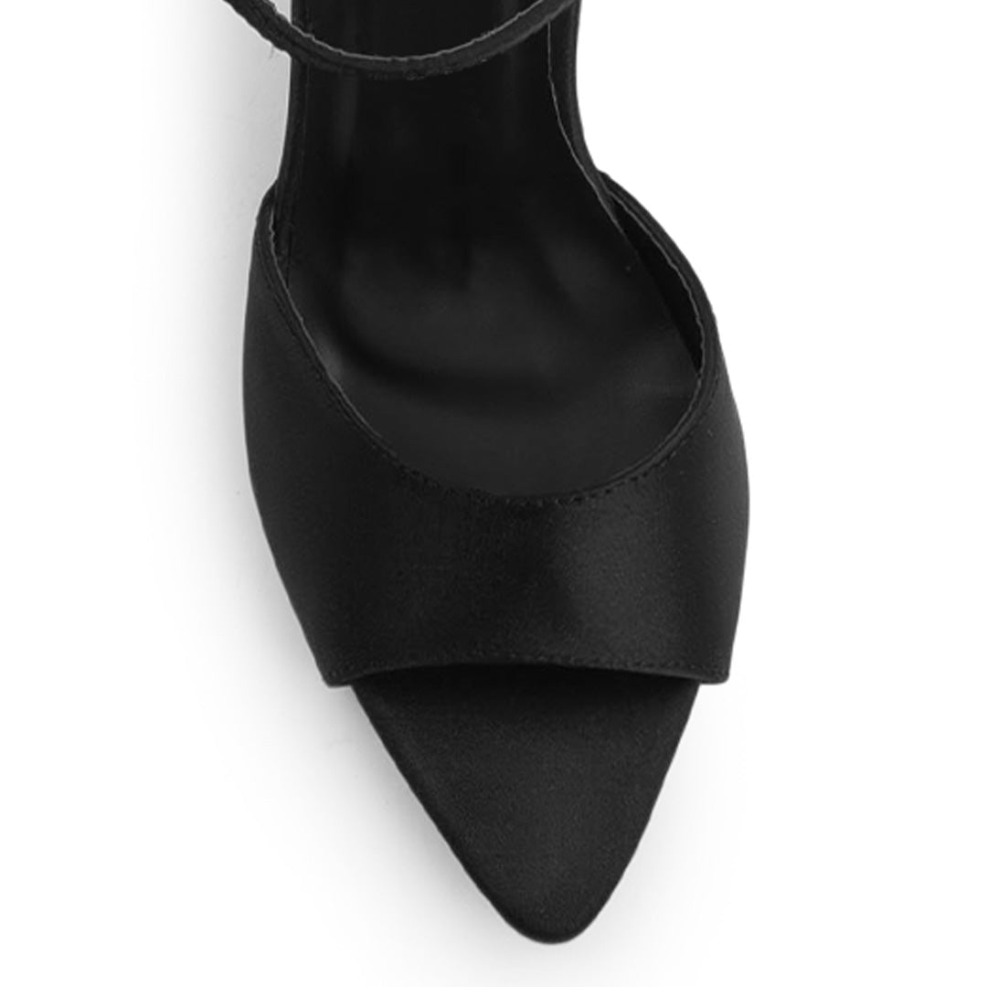Vista de material shantung en zapatilla de diseño descubierto para mujer con pulsera y tacón de 10cm en color negro