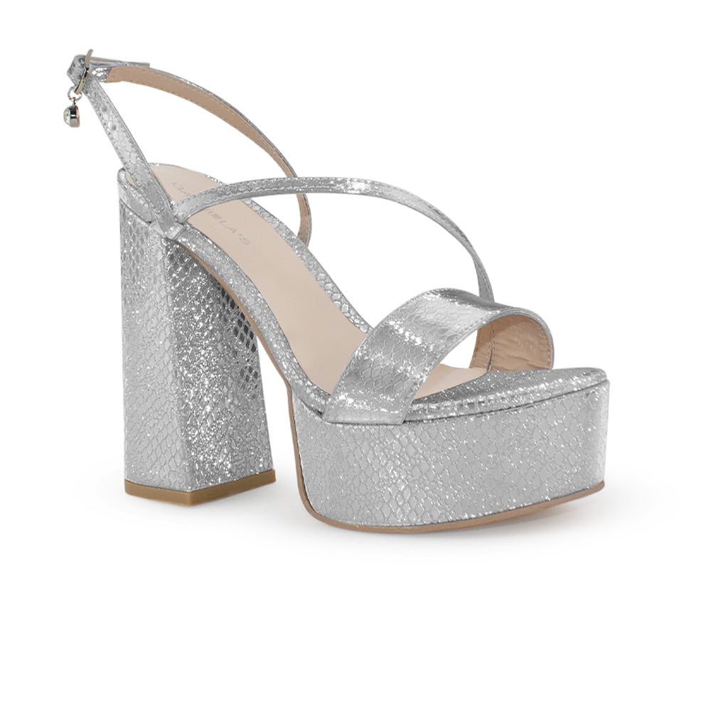 Vista diagonal de zapatilla plateada para mujer con tiras delgadas cruzadas y tacón alto grueso de 14cm