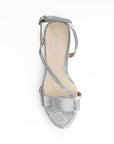 Vista superior de zapatilla plateada para mujer con tiras delgadas cruzadas ajustables con una hebilla pequeña