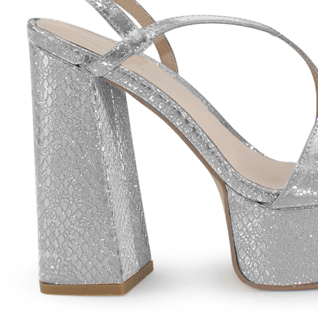 Vista trasera de tacón alto grueso de 14cm en zapatilla plateada para mujer con tiras delgadas cruzadas colgante brillante de diseño descubierto