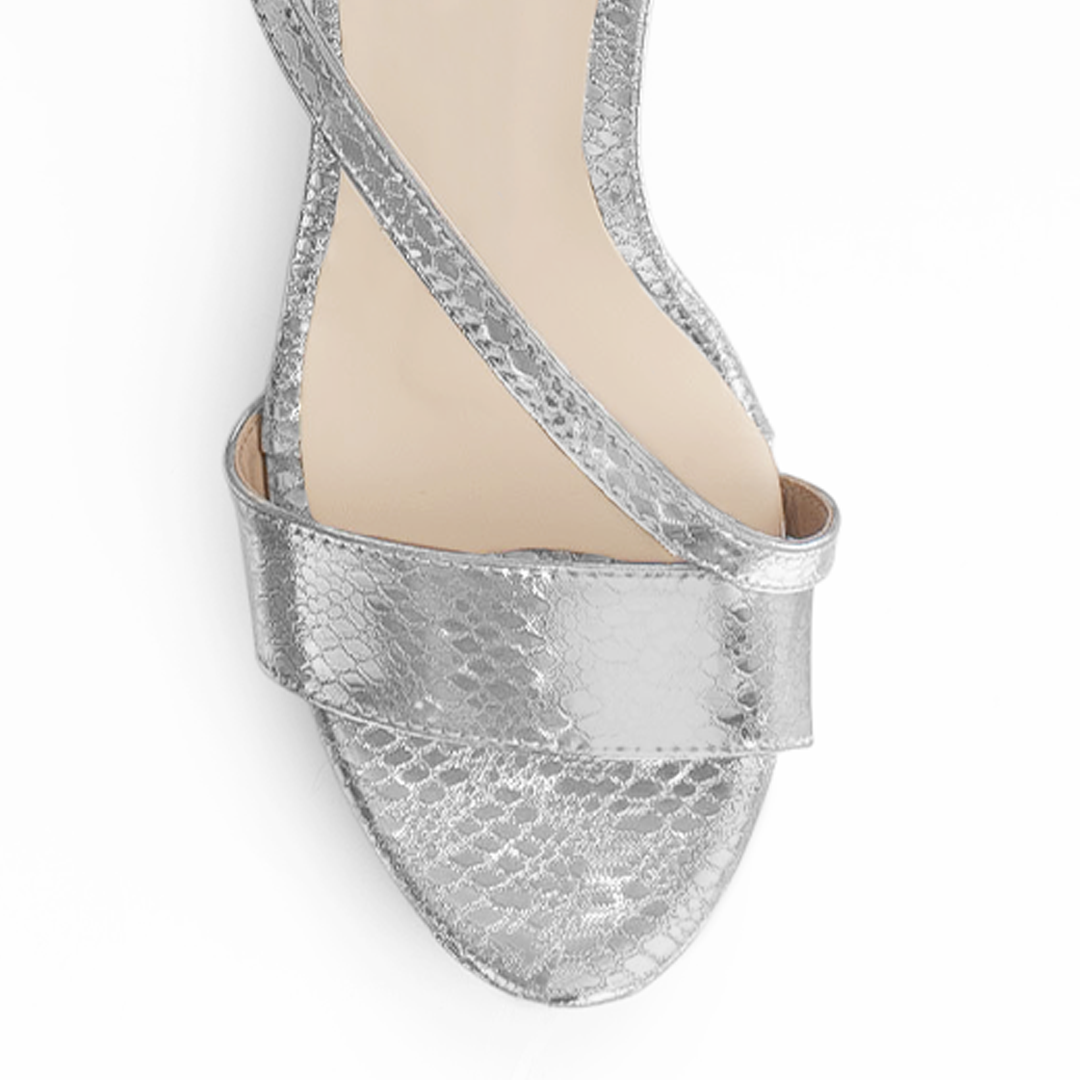 Vista de material sintético en zapatilla de diseño descubierto para mujer con tiras delgadas cruzadas colgante brillante y tacón alto de 14cm en color plateado