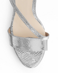 Vista de material sintético en zapatilla de diseño descubierto para mujer con tiras delgadas cruzadas colgante brillante y tacón alto de 14cm en color plateado