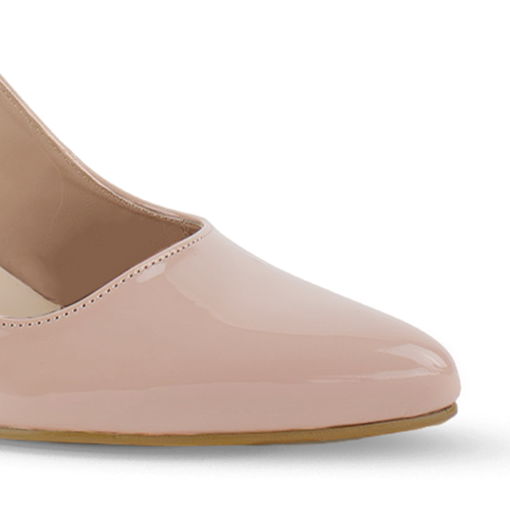 Vista a detalle de zapatilla destalonada maquillaje para mujer con punta fina y pulsera ajustable