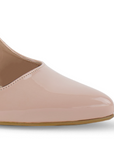 Vista a detalle de zapatilla destalonada maquillaje para mujer con punta fina y pulsera ajustable
