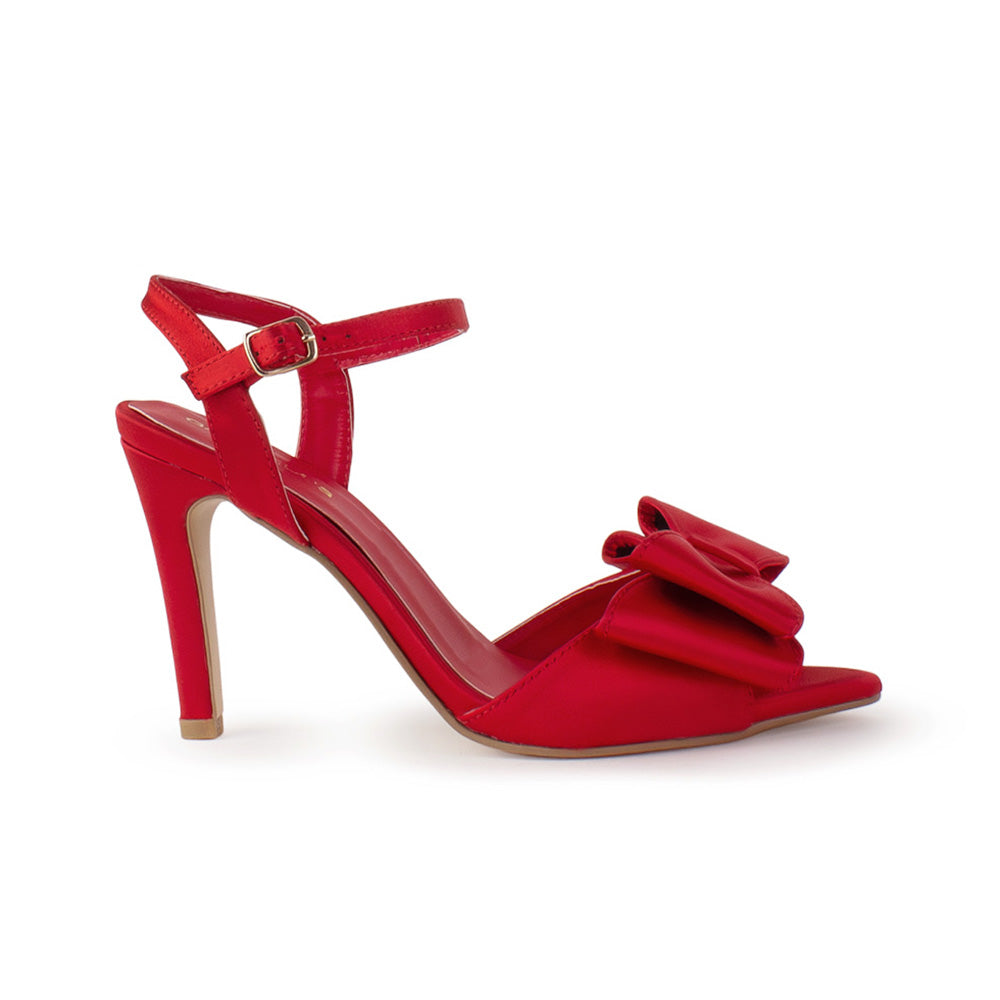 Vista lateral de zapatilla roja para dama con moño y punta abierta tacón medio 10 cm