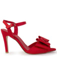 Vista lateral de zapatilla roja para dama con moño y punta abierta tacón medio 10 cm