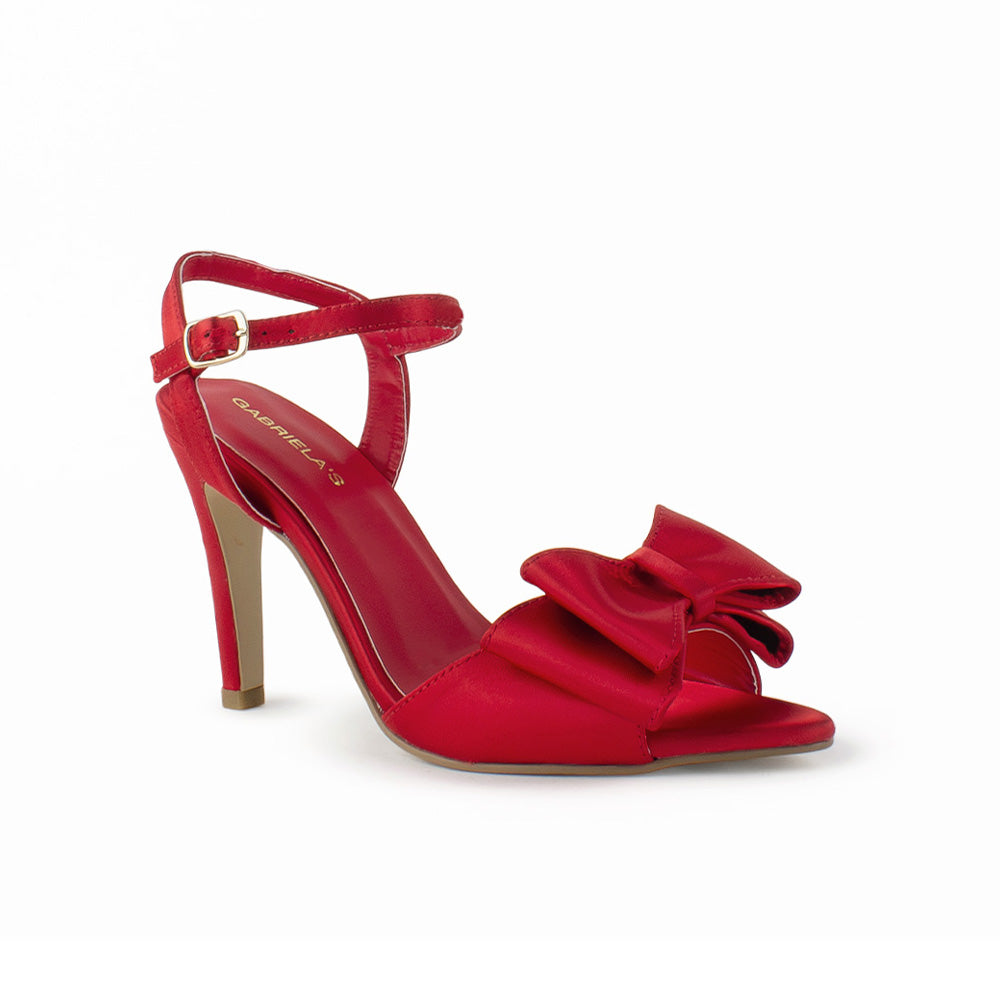 Vista diagonal de zapatilla roja con punta abierta moño y tacón medio 10cm 
