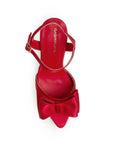 Vista superior de zapatilla roja con moño punta abierta pulsera ajustable y tacón medio 10cm para dama