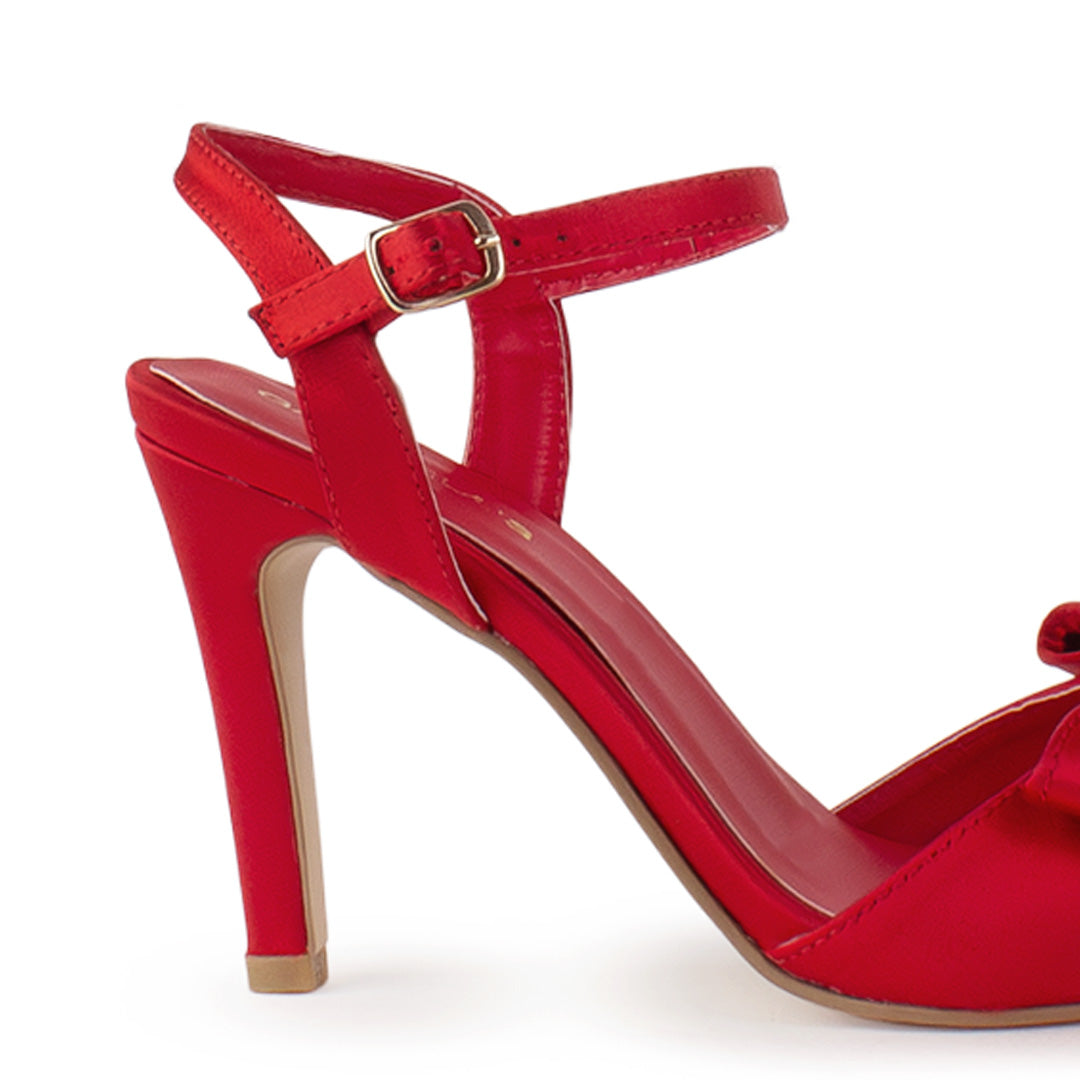 Vista trasera del tacón medio 10cm en zapatilla roja con pulsera ajustable al tobillo punta abierta y moño para dama 