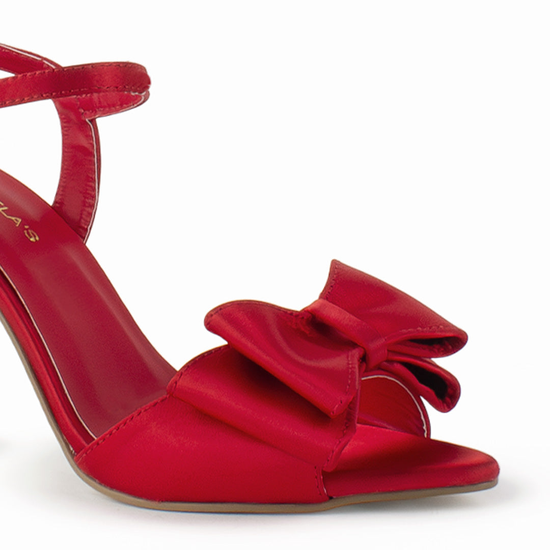 detalle del material shantung en zapatilla roja con punta abierta y moño tacón medio 10cm para dama 