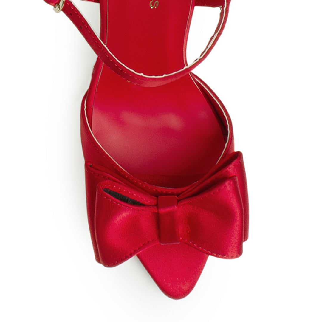Vista del detalle en punta abierta y moño de la zapatilla roja para dama con tacón medio 10 cm