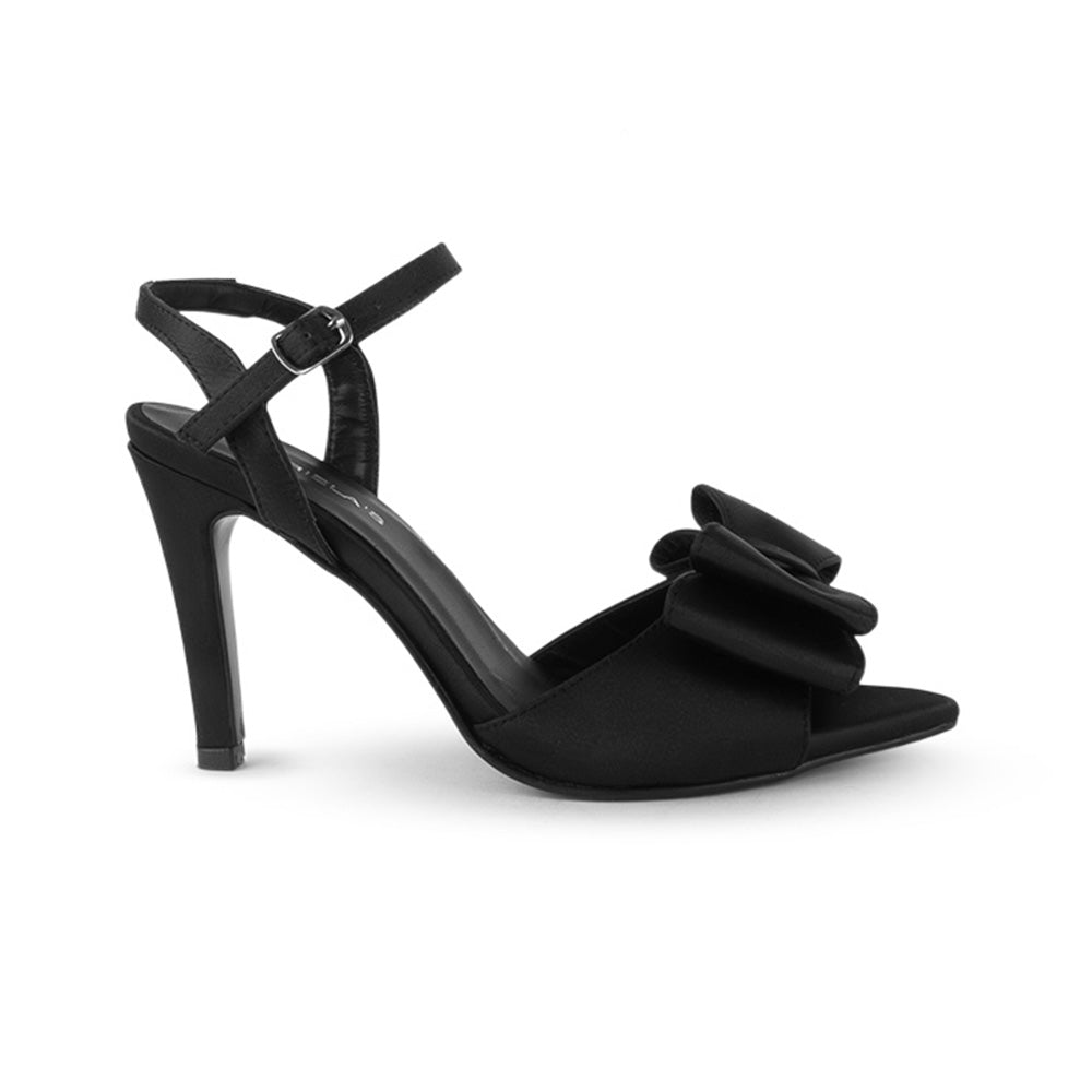 Vista lateral de zapatilla negra para dama con moño y punta abierta tacón medio 10 cm