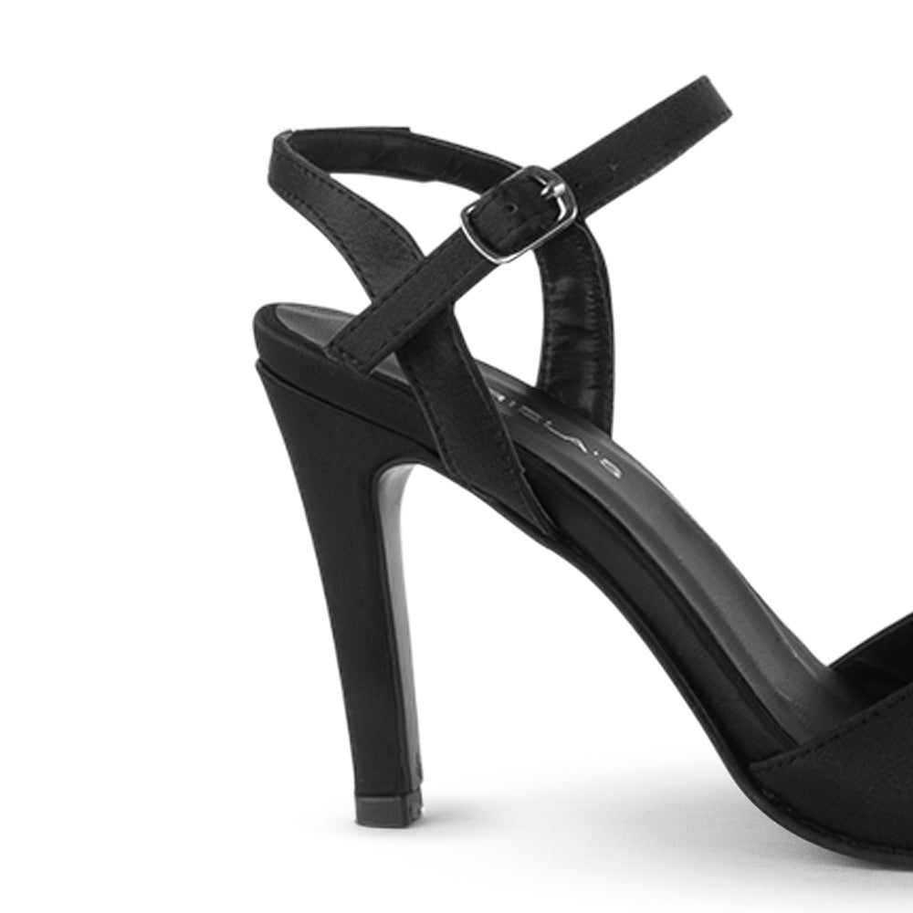 Vista trasera del tacón medio 10cm en zapatilla negra con pulsera ajustable al tobillo punta abierta y moño para dama 