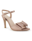 Vista diagonal de zapatilla nude con punta abierta moño y tacón medio 10cm 