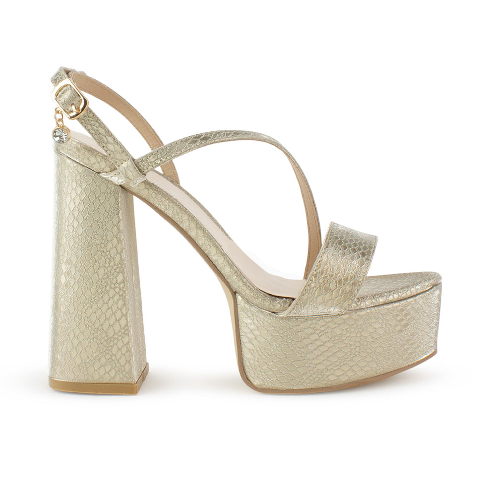 Vista lateral de zapatilla dorada para mujer con plataforma al frente con colgante brillante tiras delgadas y tacón alto de 14cm
