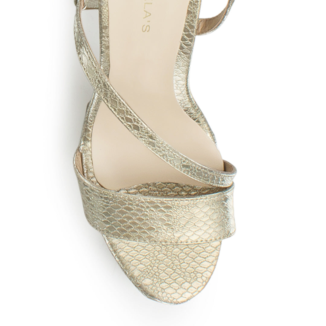 Vista de material sintético en zapatilla de diseño descubierto para mujer con tiras delgadas cruzadas colgante brillante y tacón alto de 14cm en color dorado