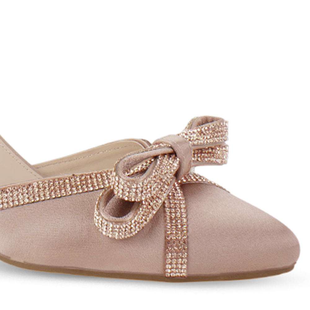 Vista a detalle de moño con pedrería y punta fina en zapatilla maquillaje para mujer 