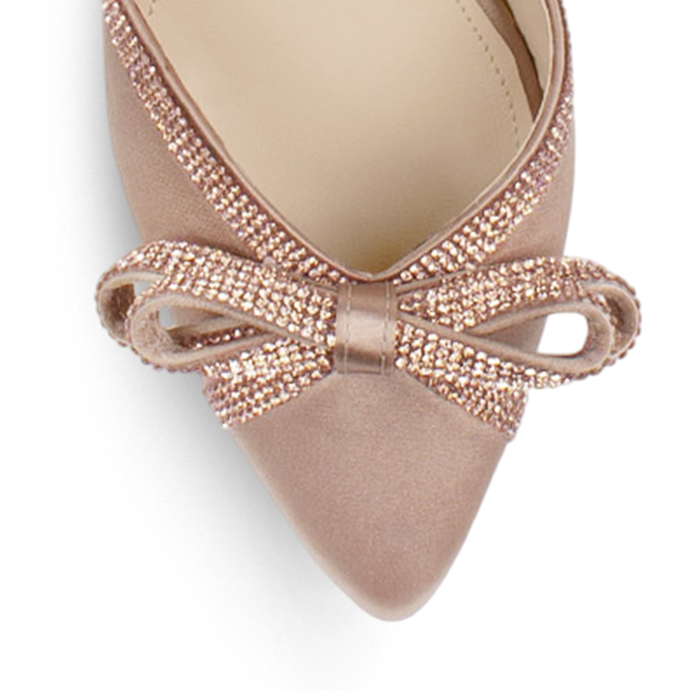 Vista de material shantung en zapatilla con punta fina, moño de pedrería y tacón de 7cm color maquillaje 