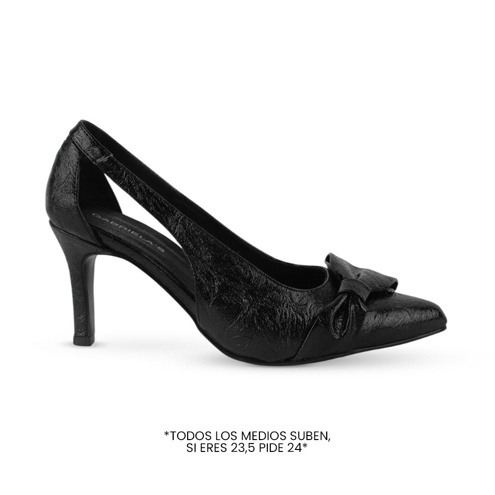 vista lateral de zapatillas negras puntales para dama con tacón medio 8cm y sutil moño lateral 