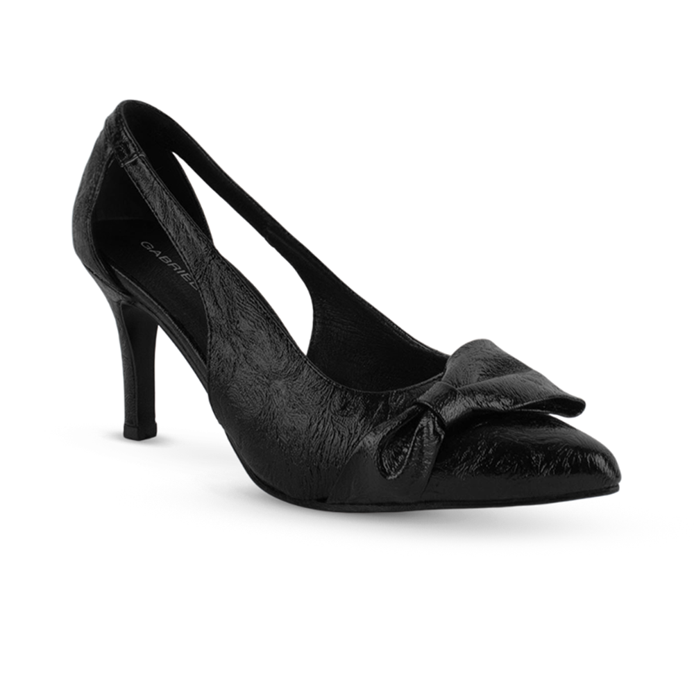 vista diagonal de zapatillas negras para dama puntales con moño y tacón medio 8cm