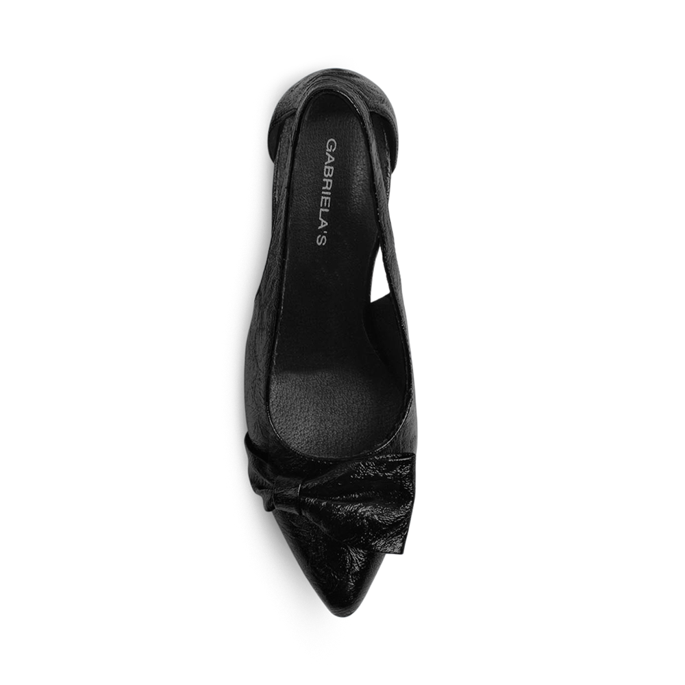 vista superior de zapatillas negras puntales para dama con moño y tacón medio 8cm