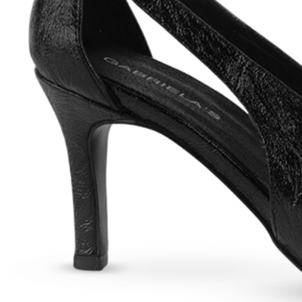 vista trasera del tacón medio 8 cm en las zapatillas negras para dama con moño