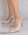 zapatillas beige puntales para dama con sutil moño y tacón medio 8cm 
