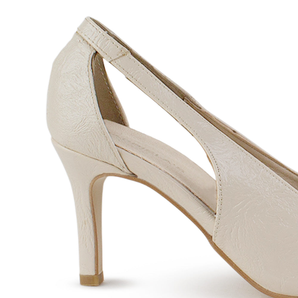 vista trasera del tacón medio 8 cm en las zapatillas beige para dama con moño