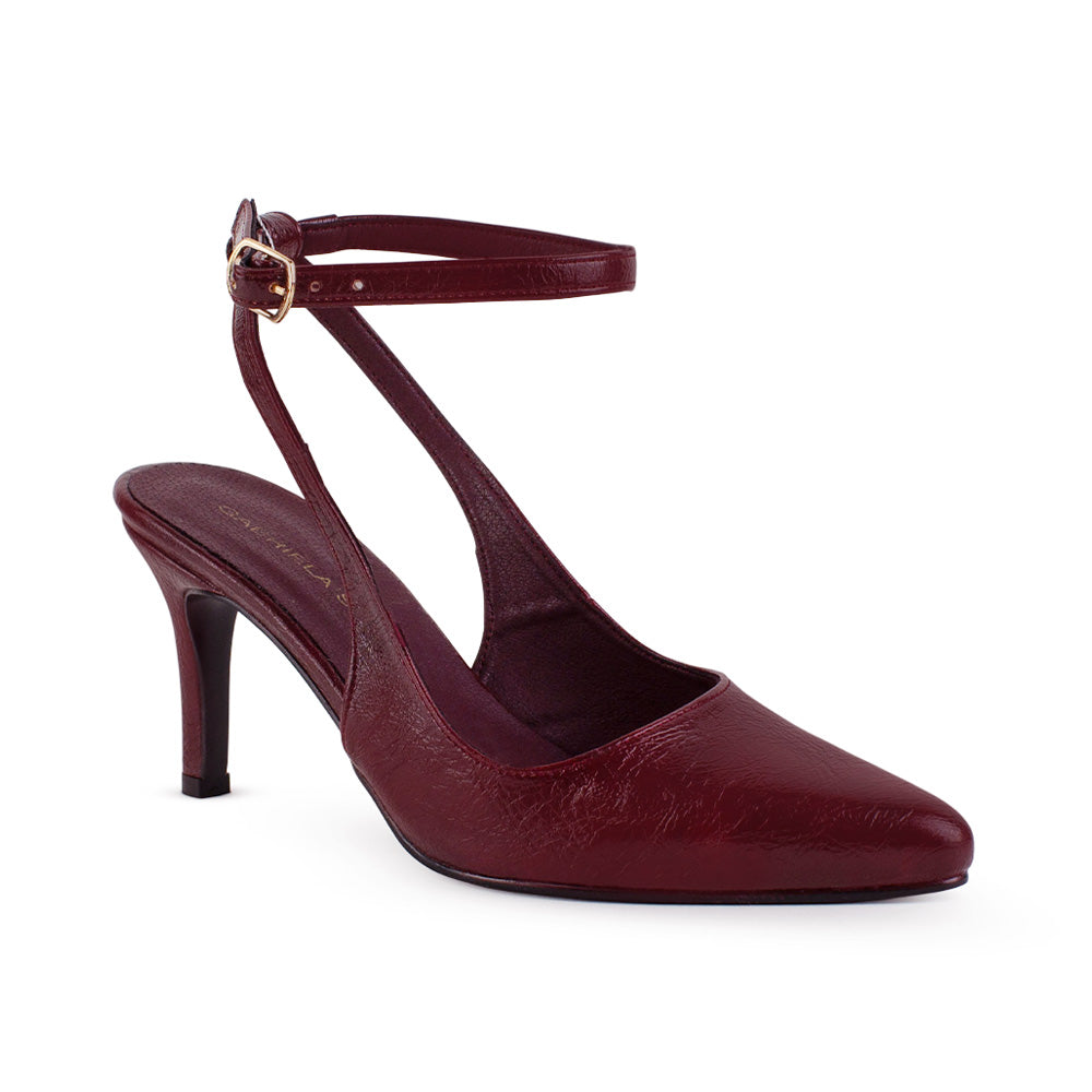 Vista lateral de zapatilla vino destalonada para mujer con punta fina pulsera ajustable y tacón delgado de 9cm