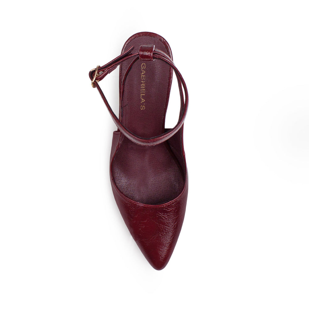 Vista superior de zapatilla destalonada vino para mujer con punta fina y pulsera al tobillo ajustable