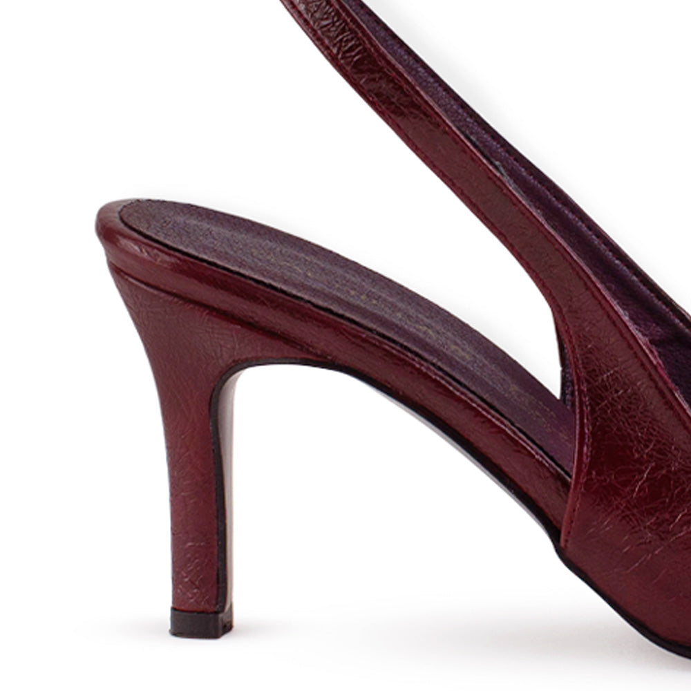 Vista trasera de tacón delgado de 9cm en zapatilla destalonada para mujer con  pulsera ajustable al tobillo en color vino