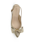 Vista superior de zapatilla dorada destalonada tipo stiletto para mujer con punta fina cerrada y moño elegante