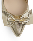 Vista de material sintético en zapatilla destalonada tipo stiletto para mujer con moño en punta fina cerrada de tacón delgado de 8cm en color dorado