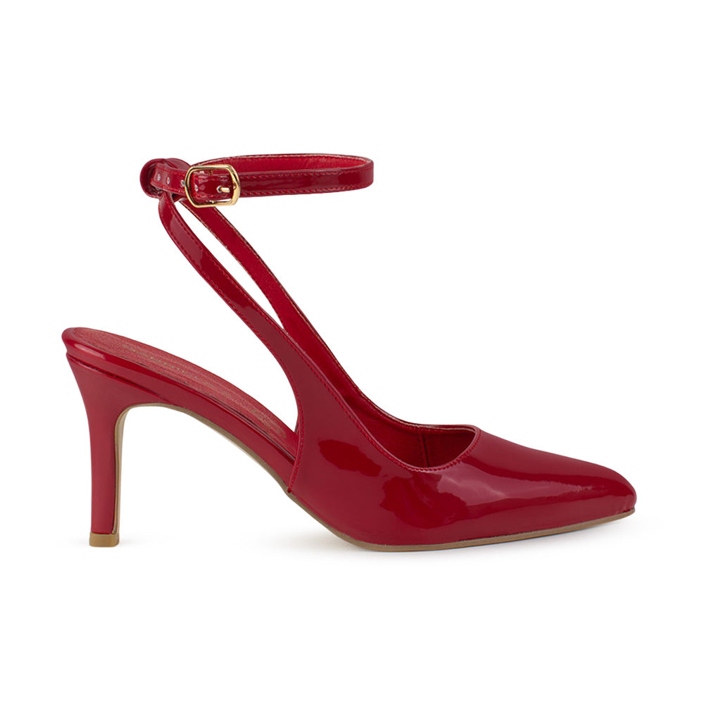 Vista lateral de zapatilla roja para mujer con pulsera ajustable punta fina  y tacón delgado medio de 9cm